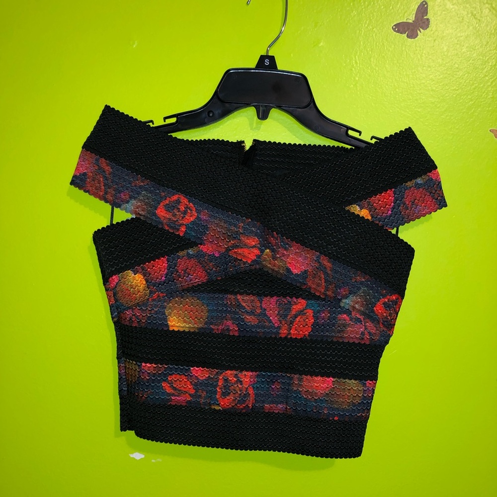 Off the shoulder rose crop top🌹